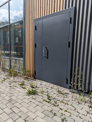 Дверь в здании автовокзала