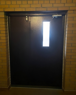 Подъездная дверь с узким стеклом Подъездная дверь с узким стеклом