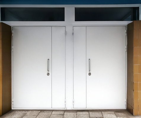 Полуторные белые двери