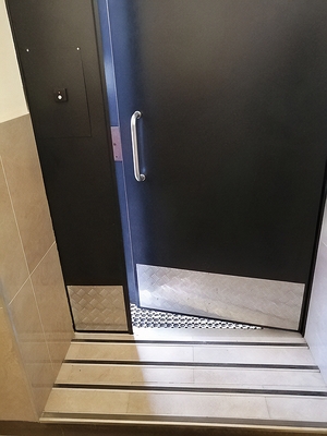 Дверь с отбойниками