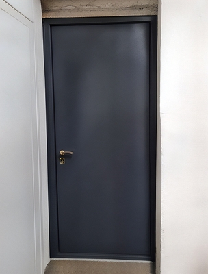 Серая техническая дверь