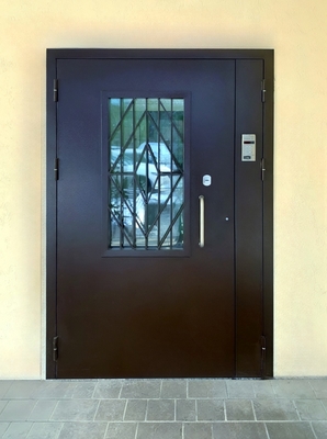 Подъездная дверь с остеклением и решеткой