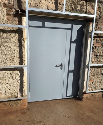 Дверь серого цвета