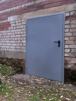 Широкая дверь для постройки