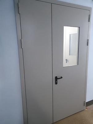 Серая остекленная дверь