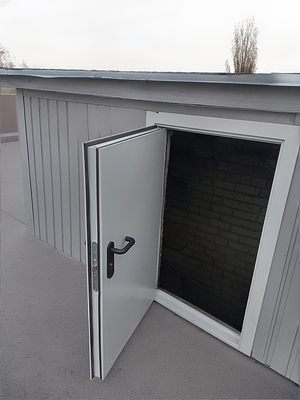 Люк на выходе на кровлю Люк на выходе на кровлю