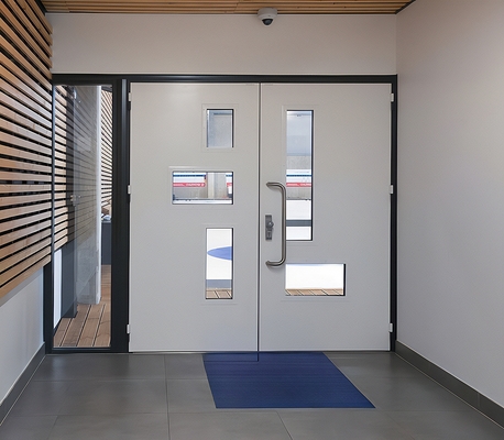 Дверь в спорткомплексе Дверь в спорткомплексе