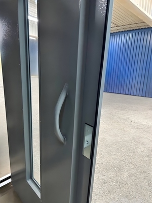 Подъездная дверь с глухой боковой вставкой