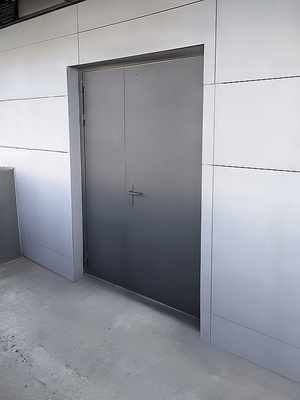 Серая полуторная дверь